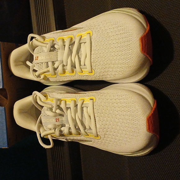 Brand New Brooks Glycerin 21 Shoes, Size 7.5 - Picture 2 of 4